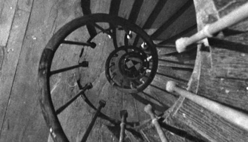 Photo noir et blanc d'une cage d'escalier d'un ancien immeuble, Paris